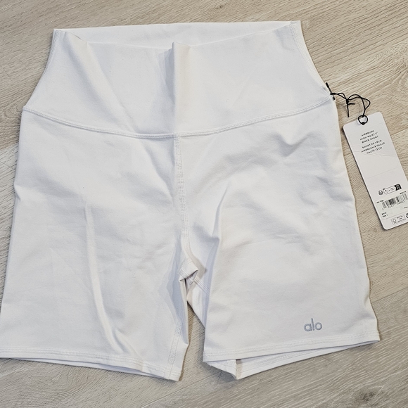 NEW ALO YOGA WOMENS AIRBRUSH HIGH WAIST 5" BIKER SHORTS WHITE L GYM RUN NWT - Picture 1 of 4